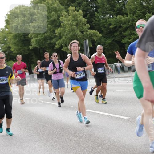 29.06.2025 - hella hamburg halbmarathon Jannik Wohlers http://msf.ph/oto/8184632 29.06.2025 10:23:25 Lombardsbrücke 1304, 1545, 2125, 2489, 4122, 4646, 4990, 5055, 5160, 5358, 5661, 6747, 8031, 8141, 8149, 8181, 8502, 8676, 8717, 9217, 9603, 9715, 10649, 11044, 11300, 11415, 11454, 11793, 13149, 14521, 15739, 15853, 16331, 17385, 17513, 18091, 18314, 18745, 18998, 19017 meine-sportfotos.de