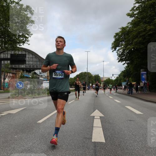 29.06.2025 - hella hamburg halbmarathon Yannick Fuchs http://msf.ph/oto/8184650 29.06.2025 10:29:14 20KM 1002, 1080, 3005, 4477, 5048, 5152, 5550, 6169, 6878, 7534, 7628, 7884, 7901, 9519, 9686, 11202, 11230, 11661, 15902, 16417, 17014, 18026, 18837 meine-sportfotos.de
