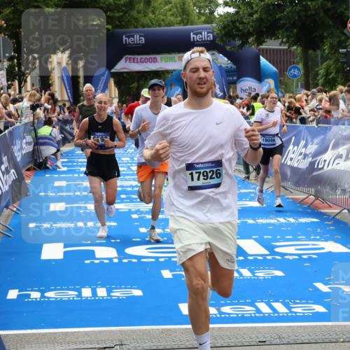 29.06.2025 - hella hamburg halbmarathon Zöllner http://msf.ph/oto/8184693 29.06.2025 10:42:08 Ziel 1441, 5690, 6593, 10216, 11417, 12098, 12292, 13196, 15846, 16677, 17864, 17926, 18920, 19046 meine-sportfotos.de
