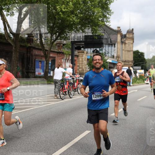 29.06.2025 - hella hamburg halbmarathon Yannick Fuchs http://msf.ph/oto/8184805 29.06.2025 10:43:31 20KM 1094, 1342, 1381, 1452, 1476, 2013, 2504, 2592, 2596, 2706, 2889, 2937, 3060, 4017, 4183, 4185, 4832, 5460, 5705, 6158, 7067, 7297, 7332, 8112, 8302, 8437, 8821, 9038, 9126, 9213, 9463, 9619, 9649, 9695, 9924, 10053, 10184, 10859, 10860, 11340, 11519, 11579, 11679, 11779, 11819, 11977, 12094, 12421, 12533, 12670, 13233, 13269, 13688, 13690, 14526, 15422, 15523, 15857, 16114, 16369, 16627, 16653, 16731, 16891, 17173, 17632, 17753, 18058, 18842, 18873, 18926, 19109 meine-sportfotos.de
