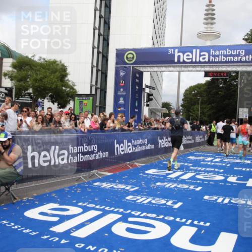 29.06.2025 - hella hamburg halbmarathon Michael Strokosch http://msf.ph/oto/8184818 29.06.2025 10:41:42 Ziel 9640, 9885, 10894, 13714, 14275, 16084, 18442, 18491 meine-sportfotos.de
