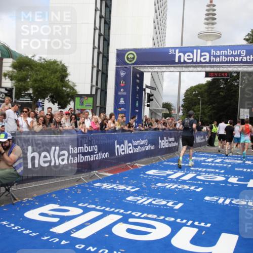 29.06.2025 - hella hamburg halbmarathon Michael Strokosch http://msf.ph/oto/8184828 29.06.2025 10:41:42 Ziel 9640, 9885, 10894, 13714, 14275, 16084, 18442, 18491 meine-sportfotos.de