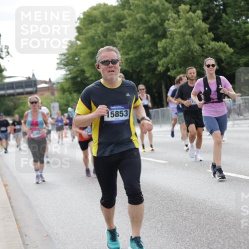 29.06.2025 - hella hamburg halbmarathon Jannik Wohlers http://msf.ph/oto/8184847 29.06.2025 10:23:26 Lombardsbrücke 1444, 1545, 2125, 2489, 4122, 4646, 4990, 5055, 5160, 5358, 5661, 6747, 8031, 8141, 8149, 8181, 8502, 8676, 8717, 9217, 9603, 9715, 10649, 11044, 11415, 11454, 11793, 13149, 14521, 15739, 15853, 16331, 17385, 17513, 18091, 18314, 18745, 18998, 19017 meine-sportfotos.de