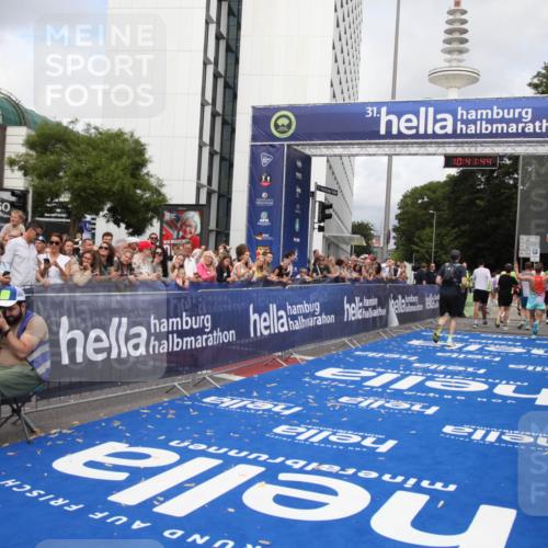 29.06.2025 - hella hamburg halbmarathon Michael Strokosch http://msf.ph/oto/8184848 29.06.2025 10:41:43 Ziel 1512, 9640, 9885, 13714, 16084, 18491 meine-sportfotos.de