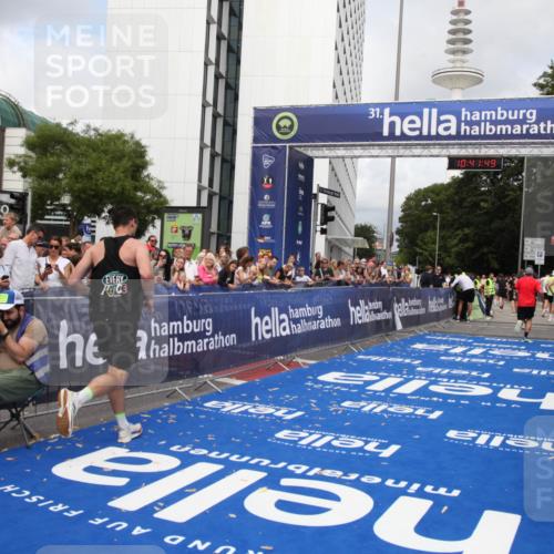 29.06.2025 - hella hamburg halbmarathon Michael Strokosch http://msf.ph/oto/8184889 29.06.2025 10:41:48 Ziel 1512, 1763, 9640, 10415, 14346, 15535 meine-sportfotos.de