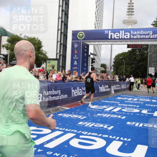 29.06.2025 - hella hamburg halbmarathon Michael Strokosch http://msf.ph/oto/8184895 29.06.2025 10:41:49 Ziel 1512, 1763, 9640, 10415, 11765, 14346, 15535, 15935 meine-sportfotos.de