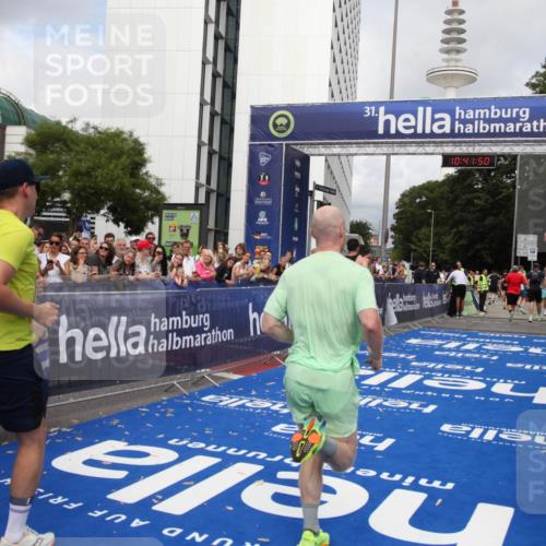 29.06.2025 - hella hamburg halbmarathon Michael Strokosch http://msf.ph/oto/8184906 29.06.2025 10:41:49 Ziel 1512, 1763, 9640, 10415, 11765, 14346, 15535, 15935 meine-sportfotos.de