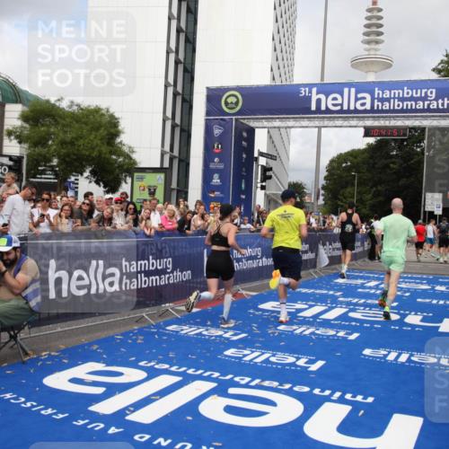 29.06.2025 - hella hamburg halbmarathon Michael Strokosch http://msf.ph/oto/8184912 29.06.2025 10:41:50 Ziel 1512, 1763, 10415, 11765, 14346, 15535, 15935 meine-sportfotos.de