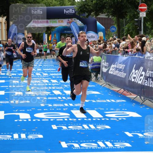 29.06.2025 - hella hamburg halbmarathon Zöllner http://msf.ph/oto/8184919 29.06.2025 10:33:21 Ziel 1959, 4679, 7723, 9047, 14167, 16881, 17175, 18455 meine-sportfotos.de