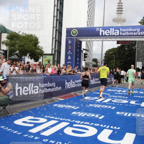 29.06.2025 - hella hamburg halbmarathon Michael Strokosch http://msf.ph/oto/8184920 29.06.2025 10:41:51 Ziel 1512, 1763, 7092, 10415, 11765, 14346, 15535, 15935 meine-sportfotos.de