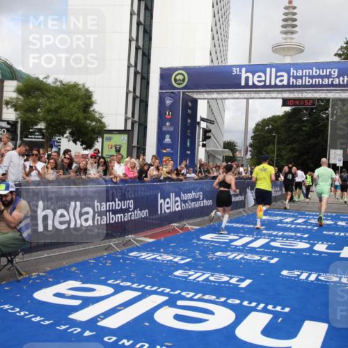 29.06.2025 - hella hamburg halbmarathon Michael Strokosch http://msf.ph/oto/8184928 29.06.2025 10:41:51 Ziel 1512, 1763, 7092, 10415, 11765, 14346, 15535, 15935 meine-sportfotos.de