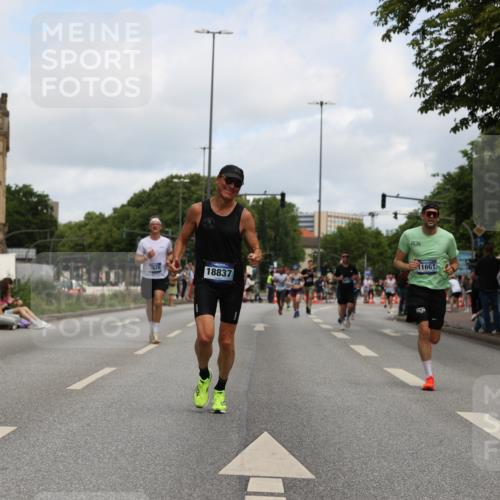 29.06.2025 - hella hamburg halbmarathon Yannick Fuchs http://msf.ph/oto/8184969 29.06.2025 10:29:21 20KM 1002, 4477, 5048, 5152, 5550, 6169, 6878, 7628, 7884, 8395, 9519, 9686, 11202, 11230, 11661, 14069, 14388, 15902, 16417, 17014, 18026, 18837 meine-sportfotos.de
