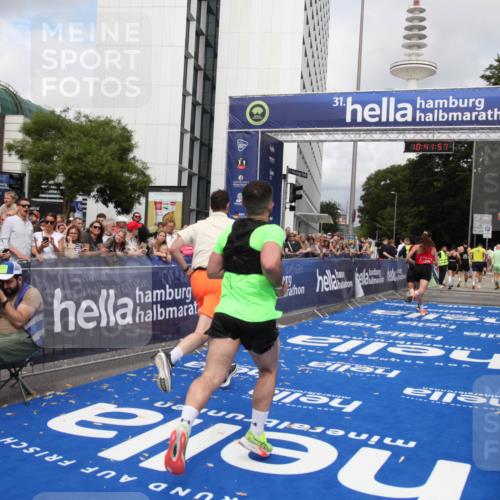 29.06.2025 - hella hamburg halbmarathon Michael Strokosch http://msf.ph/oto/8184973 29.06.2025 10:41:56 Ziel 1169, 7092, 10415, 11765, 15521, 15935, 16507 meine-sportfotos.de