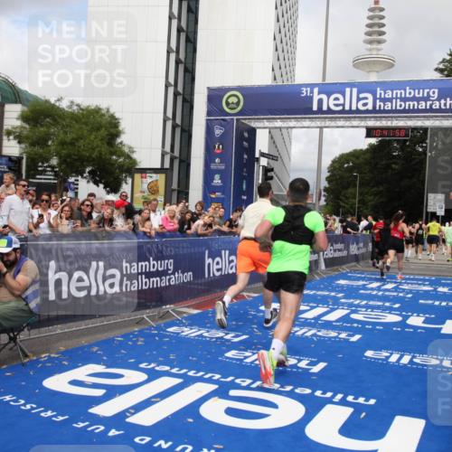 29.06.2025 - hella hamburg halbmarathon Michael Strokosch http://msf.ph/oto/8184977 29.06.2025 10:41:57 Ziel 1169, 7092, 10415, 11765, 15521, 15935, 16507 meine-sportfotos.de