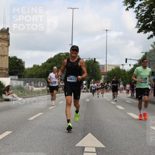 29.06.2025 - hella hamburg halbmarathon Yannick Fuchs http://msf.ph/oto/8184978 29.06.2025 10:29:21 20KM 1002, 4477, 5048, 5152, 5550, 6169, 6878, 7628, 7884, 8395, 9519, 9686, 11202, 11230, 11661, 14069, 14388, 15902, 16417, 17014, 18026, 18837 meine-sportfotos.de