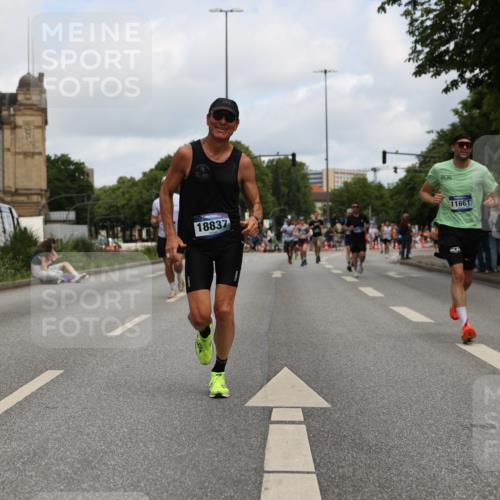 29.06.2025 - hella hamburg halbmarathon Yannick Fuchs http://msf.ph/oto/8185029 29.06.2025 10:29:22 20KM 1002, 4477, 5048, 5152, 5550, 6169, 6878, 7628, 7884, 8395, 8864, 9519, 9686, 11202, 11230, 11661, 14069, 14388, 15902, 17014, 18026, 18837 meine-sportfotos.de