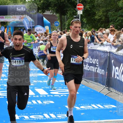 29.06.2025 - hella hamburg halbmarathon Zöllner http://msf.ph/oto/8185081 29.06.2025 10:33:22 Ziel 1959, 4679, 7723, 9047, 14167, 16881, 17175, 18455 meine-sportfotos.de