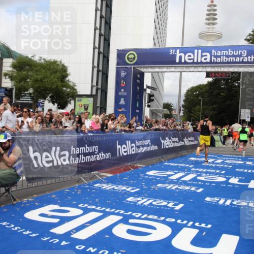 29.06.2025 - hella hamburg halbmarathon Michael Strokosch http://msf.ph/oto/8185092 29.06.2025 10:42:00 Ziel 1169, 5690, 7092, 7363, 8694, 15521, 16507, 17926 meine-sportfotos.de