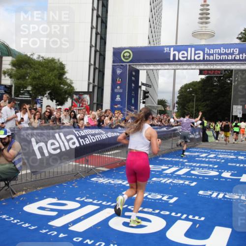 29.06.2025 - hella hamburg halbmarathon Michael Strokosch http://msf.ph/oto/8185135 29.06.2025 10:42:03 Ziel 5690, 6593, 7363, 8694, 11417, 12292, 13196, 15846, 16507, 17864, 17926, 18920, 19046 meine-sportfotos.de