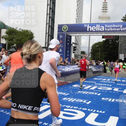 29.06.2025 - hella hamburg halbmarathon Michael Strokosch http://msf.ph/oto/8185144 29.06.2025 10:42:05 Ziel 5690, 6593, 7363, 8694, 11417, 12292, 13196, 15846, 16507, 17864, 17926, 18920, 19046 meine-sportfotos.de
