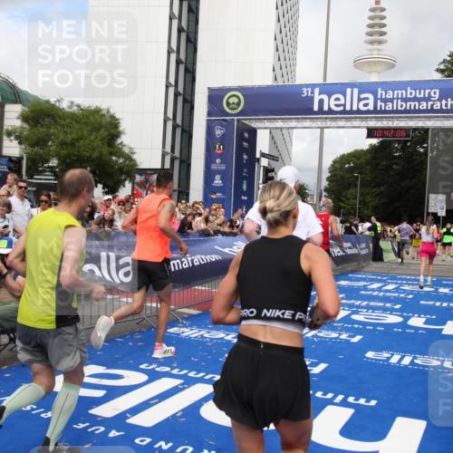 29.06.2025 - hella hamburg halbmarathon Michael Strokosch http://msf.ph/oto/8185152 29.06.2025 10:42:05 Ziel 5690, 6593, 7363, 8694, 11417, 12292, 13196, 15846, 16507, 17864, 17926, 18920, 19046 meine-sportfotos.de