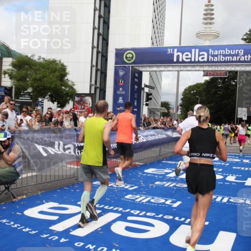 29.06.2025 - hella hamburg halbmarathon Michael Strokosch http://msf.ph/oto/8185164 29.06.2025 10:42:05 Ziel 5690, 6593, 7363, 8694, 11417, 12292, 13196, 15846, 16507, 17864, 17926, 18920, 19046 meine-sportfotos.de