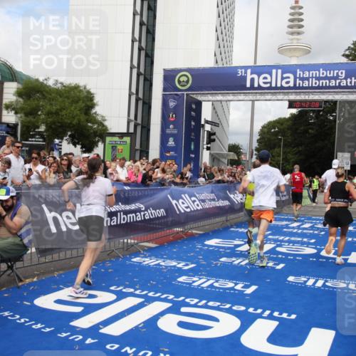 29.06.2025 - hella hamburg halbmarathon Michael Strokosch http://msf.ph/oto/8185178 29.06.2025 10:42:07 Ziel 5690, 6593, 7363, 8694, 10216, 11417, 12098, 12292, 13196, 15846, 16677, 17864, 17926, 18920, 19046 meine-sportfotos.de