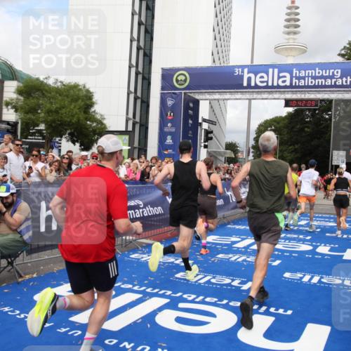 29.06.2025 - hella hamburg halbmarathon Michael Strokosch http://msf.ph/oto/8185217 29.06.2025 10:42:08 Ziel 1441, 5690, 6593, 7363, 10216, 11417, 12098, 12292, 13196, 15846, 16677, 17864, 17926, 18920, 19046 meine-sportfotos.de