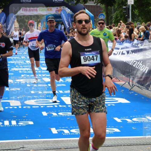 29.06.2025 - hella hamburg halbmarathon Zöllner http://msf.ph/oto/8185218 29.06.2025 10:33:24 Ziel 1959, 4679, 7723, 9047, 16881, 17056, 17489, 18455 meine-sportfotos.de