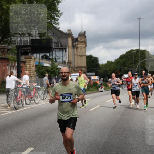29.06.2025 - hella hamburg halbmarathon Yannick Fuchs http://msf.ph/oto/8185270 29.06.2025 10:43:33 20KM 1094, 1342, 1381, 1476, 2013, 2504, 2516, 2592, 2596, 2706, 2878, 2889, 2937, 3060, 3692, 4017, 4832, 5460, 5705, 6158, 7067, 7297, 7332, 8112, 8437, 8821, 9038, 9126, 9213, 9463, 9619, 9649, 9695, 9924, 9965, 10184, 10859, 11340, 11519, 11579, 11779, 11819, 11977, 12094, 12421, 12533, 12670, 13233, 13269, 13688, 13690, 14526, 15422, 15523, 16114, 16369, 16627, 16653, 16731, 16891, 17173, 17632, 17753, 18058, 18842, 18926, 19109 meine-sportfotos.de