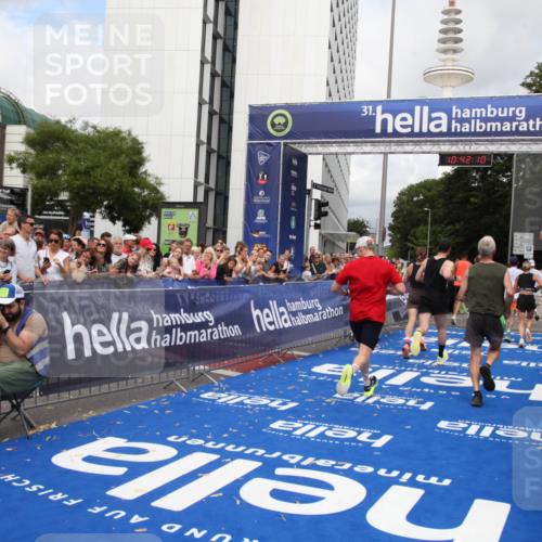 29.06.2025 - hella hamburg halbmarathon Michael Strokosch http://msf.ph/oto/8185299 29.06.2025 10:42:09 Ziel 1441, 5690, 6593, 10216, 11417, 12098, 12292, 13196, 15846, 16677, 17864, 17926, 18920, 19046 meine-sportfotos.de