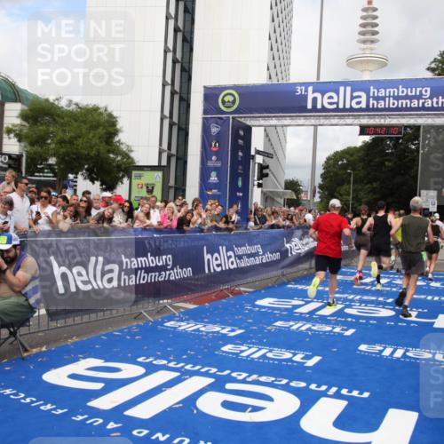 29.06.2025 - hella hamburg halbmarathon Michael Strokosch http://msf.ph/oto/8185341 29.06.2025 10:42:09 Ziel 1441, 5690, 6593, 10216, 11417, 12098, 12292, 13196, 15846, 16677, 17864, 17926, 18920, 19046 meine-sportfotos.de