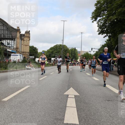 29.06.2025 - hella hamburg halbmarathon Yannick Fuchs http://msf.ph/oto/8185376 29.06.2025 10:29:28 20KM 1002, 1217, 4477, 5048, 5152, 6169, 6878, 7628, 7972, 8395, 8864, 9686, 11230, 11661, 12369, 14069, 14388, 14603, 15991, 16712, 17014, 18419, 18837, 19022 meine-sportfotos.de