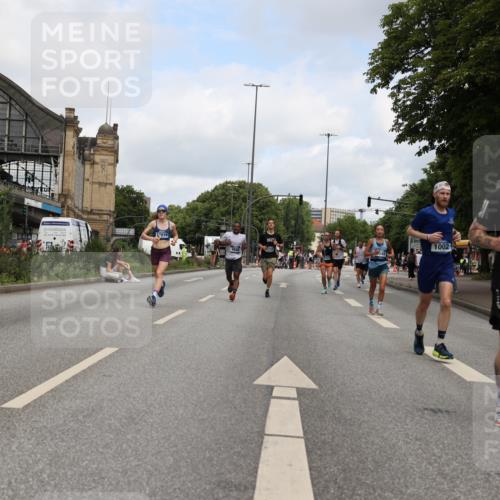 29.06.2025 - hella hamburg halbmarathon Yannick Fuchs http://msf.ph/oto/8185386 29.06.2025 10:29:28 20KM 1002, 1217, 4477, 5048, 5152, 6169, 6878, 7628, 7972, 8395, 8864, 9686, 11230, 11661, 12369, 14069, 14388, 14603, 15991, 16712, 17014, 18419, 18837, 19022 meine-sportfotos.de