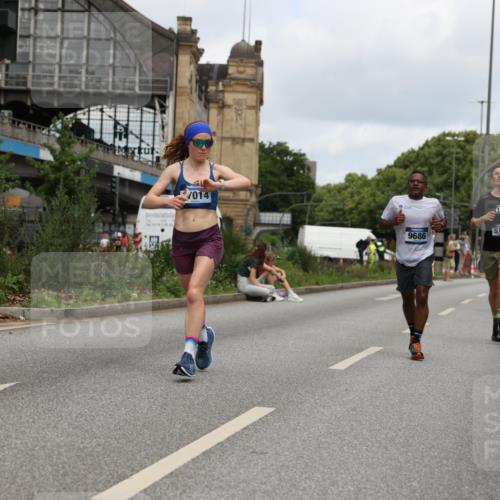 29.06.2025 - hella hamburg halbmarathon Yannick Fuchs http://msf.ph/oto/8185455 29.06.2025 10:29:29 20KM 1002, 1217, 4477, 5048, 5152, 6169, 6878, 7628, 7972, 8395, 8864, 9686, 11230, 11661, 12369, 14069, 14388, 14603, 15991, 16712, 17014, 18419, 18837, 19022 meine-sportfotos.de
