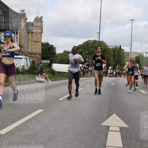 29.06.2025 - hella hamburg halbmarathon Yannick Fuchs http://msf.ph/oto/8185475 29.06.2025 10:29:29 20KM 1002, 1217, 4477, 5048, 5152, 6169, 6878, 7628, 7972, 8395, 8864, 9686, 11230, 11661, 12369, 14069, 14388, 14603, 15991, 16712, 17014, 18419, 18837, 19022 meine-sportfotos.de