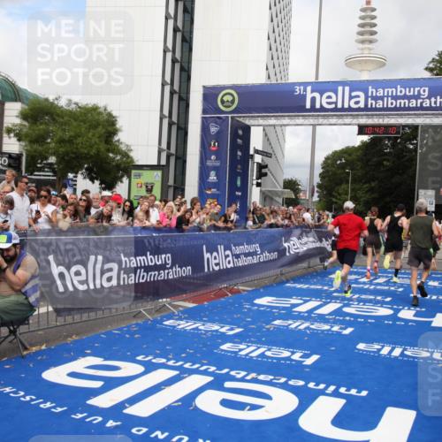 29.06.2025 - hella hamburg halbmarathon Michael Strokosch http://msf.ph/oto/8185709 29.06.2025 10:42:09 Ziel 1441, 5690, 6593, 10216, 11417, 12098, 12292, 13196, 15846, 16677, 17864, 17926, 18920, 19046 meine-sportfotos.de