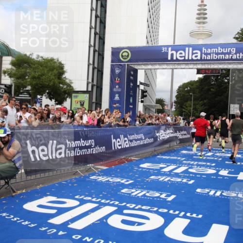 29.06.2025 - hella hamburg halbmarathon Michael Strokosch http://msf.ph/oto/8185722 29.06.2025 10:42:10 Ziel 1441, 5682, 6593, 10216, 11417, 12098, 12292, 13196, 15846, 16677, 17864, 18920, 19046 meine-sportfotos.de