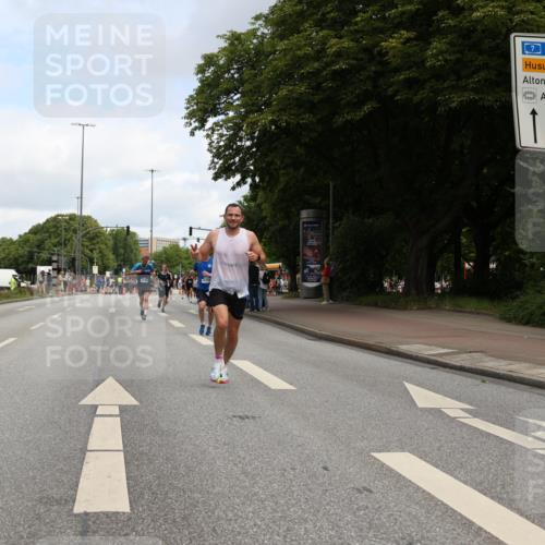 29.06.2025 - hella hamburg halbmarathon Yannick Fuchs http://msf.ph/oto/8185724 29.06.2025 10:29:34 20KM 1002, 1217, 1562, 4477, 5048, 5152, 6169, 6878, 7628, 7972, 8395, 8864, 9686, 12204, 12369, 14069, 14388, 14603, 14952, 15991, 16140, 16712, 16963, 17014, 18419, 19022 meine-sportfotos.de