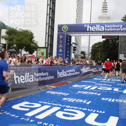 29.06.2025 - hella hamburg halbmarathon Michael Strokosch http://msf.ph/oto/8185731 29.06.2025 10:42:10 Ziel 1441, 5682, 6593, 10216, 11417, 12098, 12292, 13196, 15846, 16677, 17864, 18920, 19046 meine-sportfotos.de