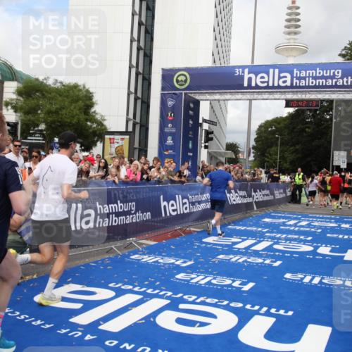 29.06.2025 - hella hamburg halbmarathon Michael Strokosch http://msf.ph/oto/8185749 29.06.2025 10:42:12 Ziel 1441, 5682, 7765, 10216, 11417, 12098, 16677, 17363, 17864, 18772 meine-sportfotos.de
