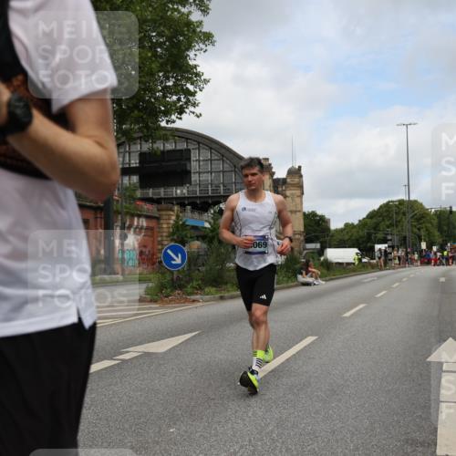 29.06.2025 - hella hamburg halbmarathon Yannick Fuchs http://msf.ph/oto/8185750 29.06.2025 10:29:35 20KM 1002, 1217, 1562, 4477, 5048, 5152, 6169, 6878, 7628, 7972, 8395, 8864, 9686, 12204, 12369, 14069, 14388, 14603, 14952, 15991, 16140, 16712, 16963, 17014, 18419, 19022 meine-sportfotos.de