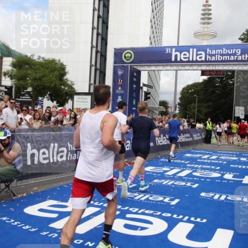 29.06.2025 - hella hamburg halbmarathon Michael Strokosch http://msf.ph/oto/8185755 29.06.2025 10:42:12 Ziel 1441, 5682, 7765, 10216, 11417, 12098, 16677, 17363, 17864, 18772 meine-sportfotos.de