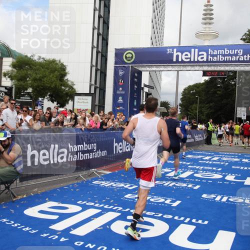 29.06.2025 - hella hamburg halbmarathon Michael Strokosch http://msf.ph/oto/8185761 29.06.2025 10:42:12 Ziel 1441, 5682, 7765, 10216, 11417, 12098, 16677, 17363, 17864, 18772 meine-sportfotos.de