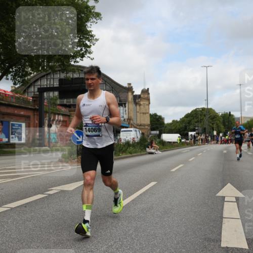 29.06.2025 - hella hamburg halbmarathon Yannick Fuchs http://msf.ph/oto/8185764 29.06.2025 10:29:35 20KM 1002, 1217, 1562, 4477, 5048, 5152, 6169, 6878, 7628, 7972, 8395, 8864, 9686, 12204, 12369, 14069, 14388, 14603, 14952, 15991, 16140, 16712, 16963, 17014, 18419, 19022 meine-sportfotos.de