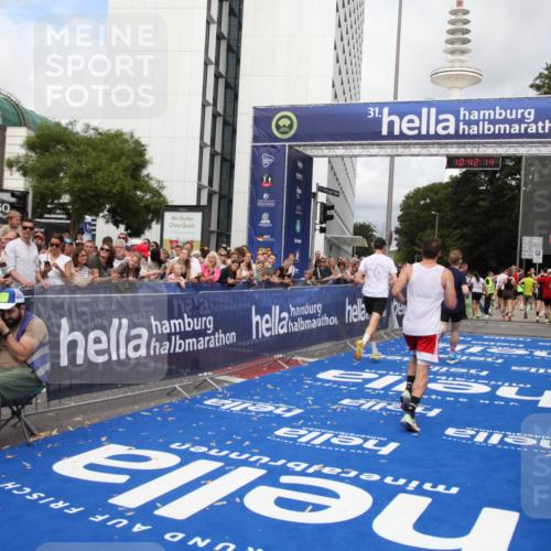 29.06.2025 - hella hamburg halbmarathon Michael Strokosch http://msf.ph/oto/8185828 29.06.2025 10:42:13 Ziel 1441, 5682, 7765, 10216, 12098, 16626, 16677, 17363, 18772, 18802 meine-sportfotos.de