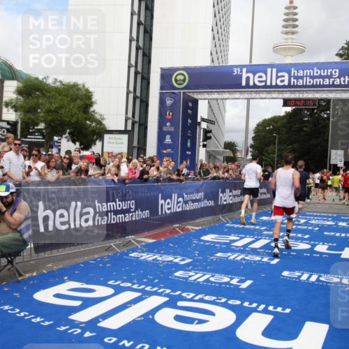 29.06.2025 - hella hamburg halbmarathon Michael Strokosch http://msf.ph/oto/8185835 29.06.2025 10:42:13 Ziel 1441, 5682, 7765, 10216, 12098, 16626, 16677, 17363, 18772, 18802 meine-sportfotos.de