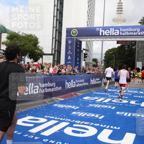 29.06.2025 - hella hamburg halbmarathon Michael Strokosch http://msf.ph/oto/8185844 29.06.2025 10:42:14 Ziel 1441, 5682, 7765, 9365, 10216, 12098, 13709, 14899, 16626, 16677, 17363, 18772, 18802 meine-sportfotos.de