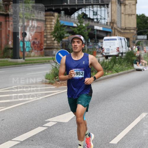 29.06.2025 - hella hamburg halbmarathon Yannick Fuchs http://msf.ph/oto/8186488 29.06.2025 10:29:55 20KM 57, 1217, 1344, 1562, 4740, 4944, 5269, 5554, 6704, 7466, 7867, 8901, 10771, 11559, 11898, 12204, 12369, 12751, 14603, 14629, 14952, 15390, 15391, 15991, 16140, 16177, 16695, 16811, 16963, 16964, 17022, 17643, 17826, 18183, 18220, 18237, 18419 meine-sportfotos.de