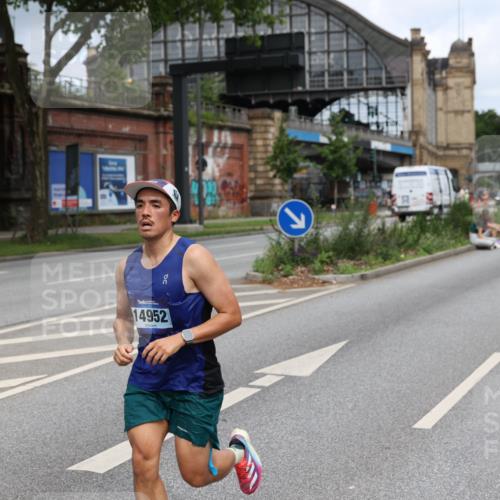 29.06.2025 - hella hamburg halbmarathon Yannick Fuchs http://msf.ph/oto/8186507 29.06.2025 10:29:55 20KM 57, 1217, 1344, 1562, 4740, 4944, 5269, 5554, 6704, 7466, 7867, 8901, 10771, 11559, 11898, 12204, 12369, 12751, 14603, 14629, 14952, 15390, 15391, 15991, 16140, 16177, 16695, 16811, 16963, 16964, 17022, 17643, 17826, 18183, 18220, 18237, 18419 meine-sportfotos.de